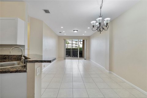 Condo in Dania Beach, Florida, 2 bedrooms  № 1351670 - photo 4