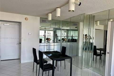 Condominio en venta en Sunny Isles Beach, Florida, 2 dormitorios, 123.65 m2 № 1037502 - foto 15