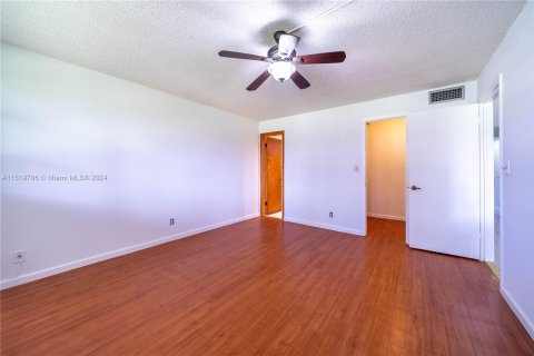 Condo in Pembroke Pines, Florida, 2 bedrooms  № 1399835 - photo 16