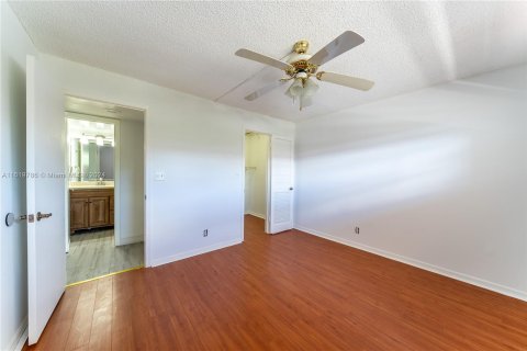 Condo in Pembroke Pines, Florida, 2 bedrooms  № 1399835 - photo 10