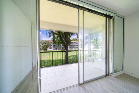 Condo in Pembroke Pines, Florida, 2 bedrooms  № 1399835 - photo 21