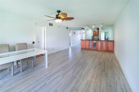 Condo in Pembroke Pines, Florida, 2 bedrooms  № 1399835 - photo 7