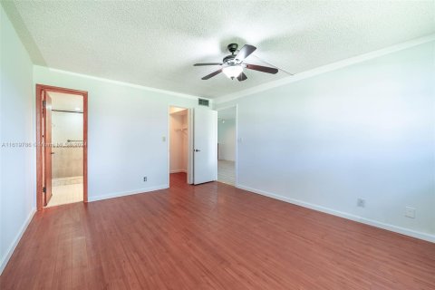 Condo in Pembroke Pines, Florida, 2 bedrooms  № 1399835 - photo 17