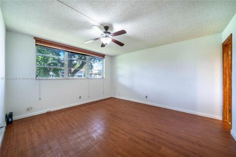 Condo in Pembroke Pines, Florida, 2 bedrooms  № 1399835 - photo 15