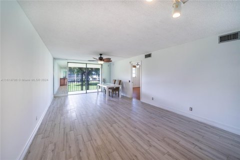 Condo in Pembroke Pines, Florida, 2 bedrooms  № 1399835 - photo 4