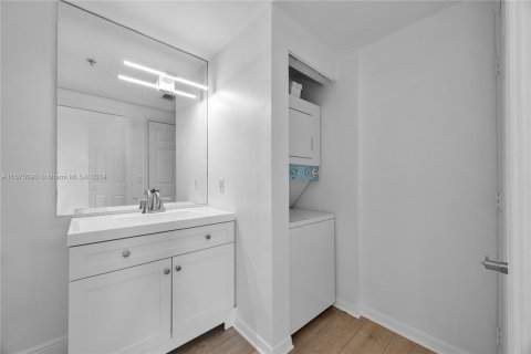 Condo in Miami, Florida, 1 bedroom  № 1399803 - photo 10