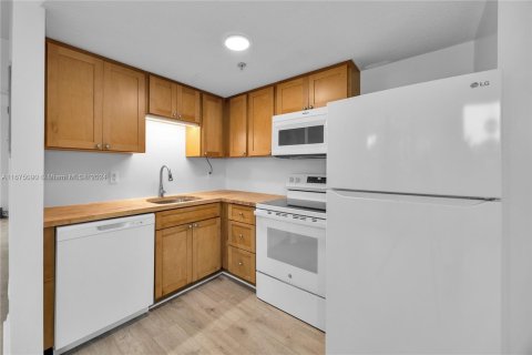 Condo in Miami, Florida, 1 bedroom  № 1399803 - photo 6