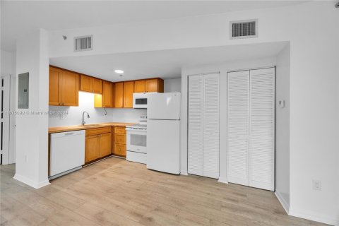 Condo in Miami, Florida, 1 bedroom  № 1399803 - photo 5