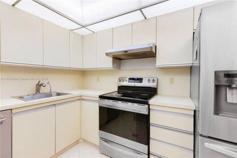 Condo in Hallandale Beach, Florida, 1 bedroom  № 1399805 - photo 10