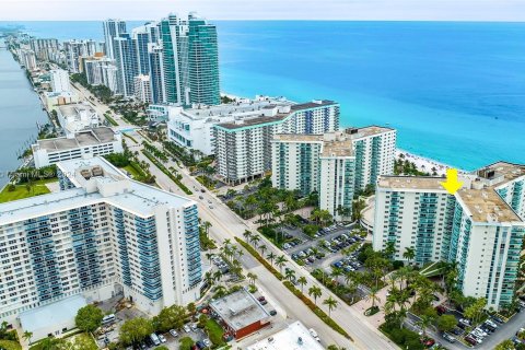 Condominio en venta en Hollywood, Florida, 1 dormitorio, 73.3 m2 № 1270760 - foto 3