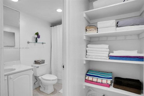 Condo in Hollywood, Florida, 1 bedroom  № 1270760 - photo 18