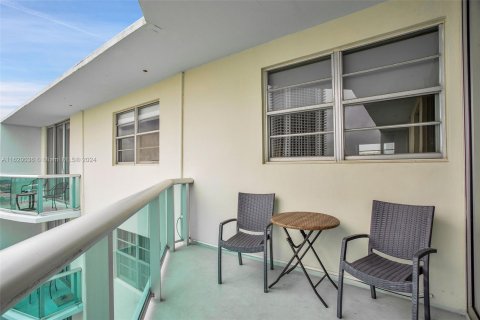 Condo in Hollywood, Florida, 1 bedroom  № 1270760 - photo 9