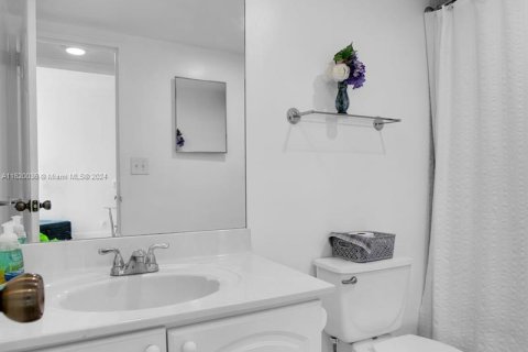 Condo in Hollywood, Florida, 1 bedroom  № 1270760 - photo 17