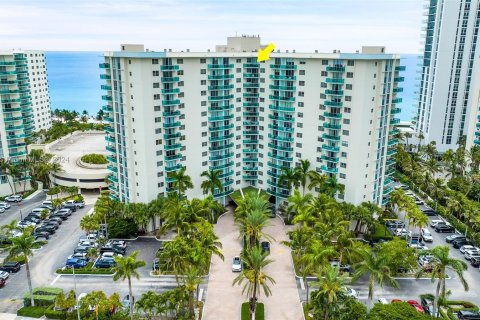 Condo in Hollywood, Florida, 1 bedroom  № 1270760 - photo 2