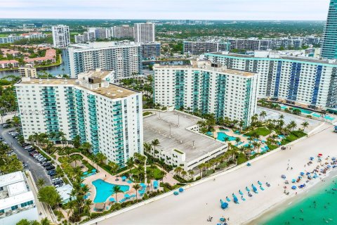 Condo in Hollywood, Florida, 1 bedroom  № 1270760 - photo 28