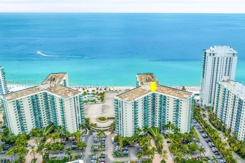 Condo in Hollywood, Florida, 1 bedroom  № 1270760 - photo 27