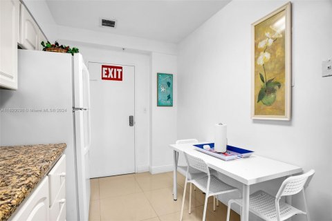 Condo in Hollywood, Florida, 1 bedroom  № 1270760 - photo 16