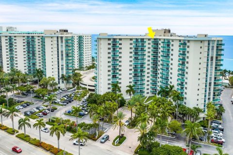 Condo in Hollywood, Florida, 1 bedroom  № 1270760 - photo 30