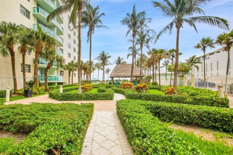 Condo in Hollywood, Florida, 1 bedroom  № 1270760 - photo 24