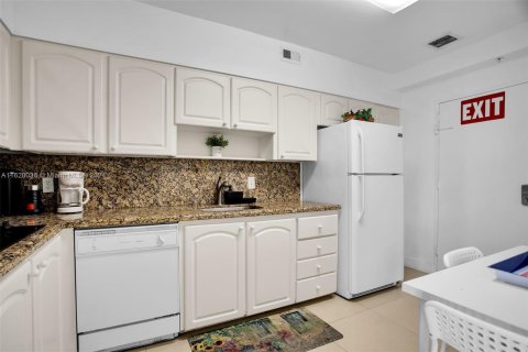 Condo in Hollywood, Florida, 1 bedroom  № 1270760 - photo 15