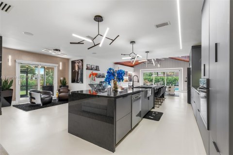 Casa en venta en Miami, Florida, 4 dormitorios, 325.07 m2 № 1380456 - foto 15