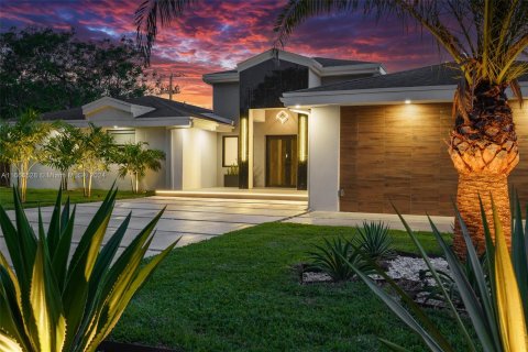 Casa en venta en Miami, Florida, 4 dormitorios, 325.07 m2 № 1380456 - foto 1