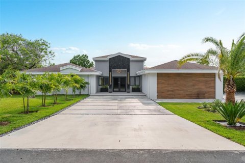 Villa ou maison à vendre à Miami, Floride: 4 chambres, 325.07 m2 № 1380456 - photo 5