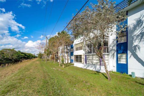 Condo in Margate, Florida, 1 bedroom  № 1020039 - photo 16