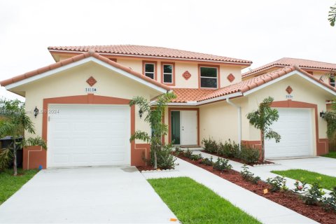 Villa ou maison à louer à Hollywood, Floride: 3 chambres, 133.31 m2 № 1345546 - photo 1