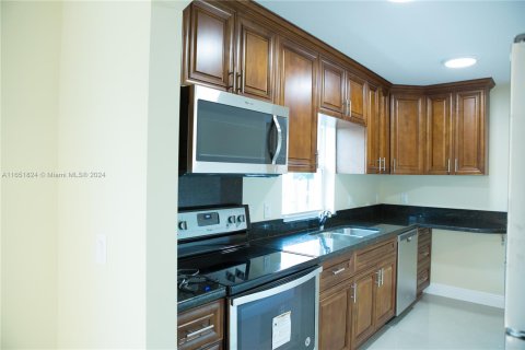 House in Hollywood, Florida 3 bedrooms, 133.31 sq.m. № 1345546 - photo 2