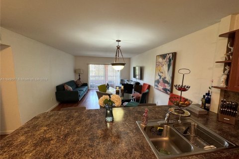 Condo in Miami, Florida, 2 bedrooms  № 1345617 - photo 4