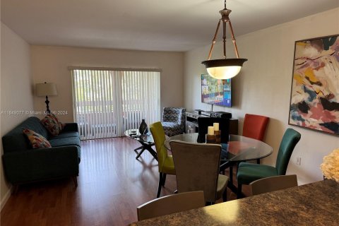 Condo in Miami, Florida, 2 bedrooms  № 1345617 - photo 2