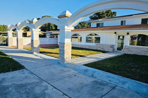 Villa ou maison à vendre à Opa-locka, Floride: 6 chambres, 273.32 m2 № 1059679 - photo 1