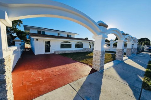 Casa en venta en Opa-locka, Florida, 6 dormitorios, 273.32 m2 № 1059679 - foto 2