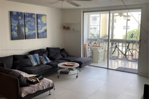 Condo in Hallandale Beach, Florida, 2 bedrooms  № 1293880 - photo 17