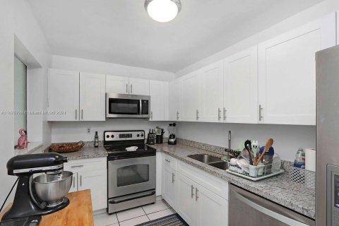 Condo in Miami, Florida, 1 bedroom  № 1398412 - photo 9