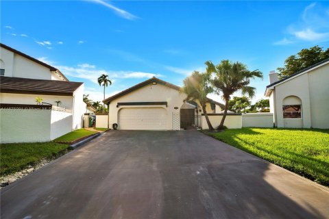 Villa ou maison à vendre à Hialeah, Floride: 3 chambres, 199.37 m2 № 1398378 - photo 2