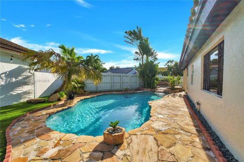 Villa ou maison à vendre à Hialeah, Floride: 3 chambres, 199.37 m2 № 1398378 - photo 16