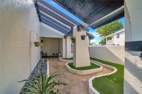 Casa en venta en Hialeah, Florida, 3 dormitorios, 199.37 m2 № 1398378 - foto 23