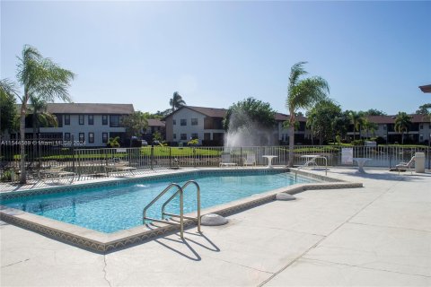 Commercial property in Naples, Florida № 1049471 - photo 4