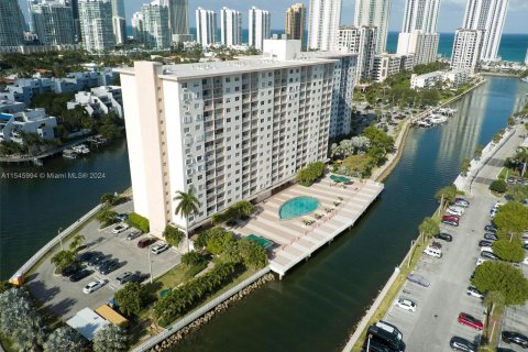 Studio in the Condo in Sunny Isles Beach, Florida  № 1049578 - photo 28