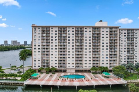 Studio in the Condo in Sunny Isles Beach, Florida  № 1049578 - photo 23