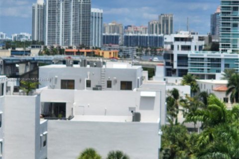 Condominio en venta en Sunny Isles Beach, Florida, 41.62 m2 № 1049578 - foto 11