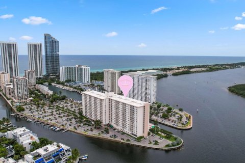 Studio in the Condo in Sunny Isles Beach, Florida  № 1049578 - photo 24