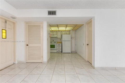 Condo in Pembroke Pines, Florida, 1 bedroom  № 1049622 - photo 9