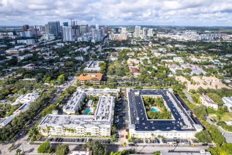 Condo in Fort Lauderdale, Florida, 2 bedrooms  № 1059013 - photo 1