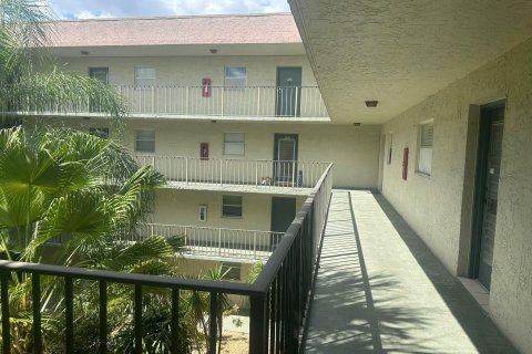 Condo in North Lauderdale, Florida, 2 bedrooms  № 1161646 - photo 17