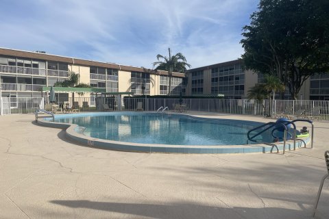 Condo in Palm Springs, Florida, 1 bedroom  № 1037972 - photo 8