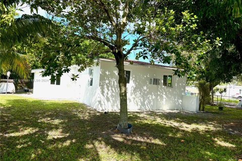 House in Miami, Florida 3 bedrooms, 89.28 sq.m. № 1375029 - photo 1