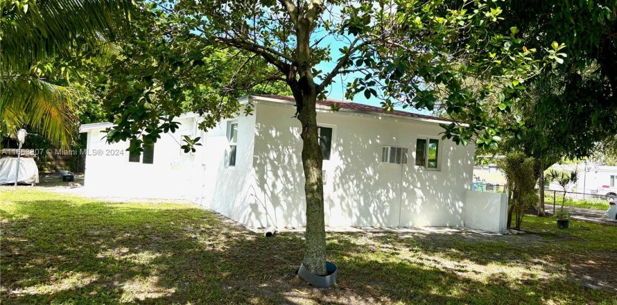 House in Miami, Florida 3 bedrooms, 89.28 sq.m. № 1375029